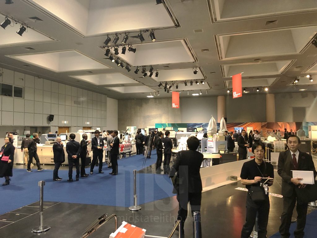 Crowd moving through Horizon smart factory 2019 event floor